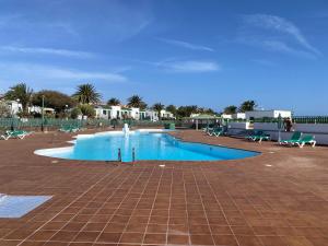 a large swimming pool with a fountain in the middle at Casa Gioeli Cocosol in Costa de Antigua