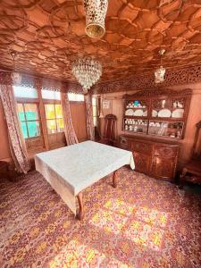 シュリーナガルにあるHeritage Shreen Houseboatの部屋の中に大きなベッドがある寝室