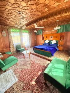 シュリーナガルにあるHeritage Shreen Houseboatのベッドとソファとテーブルのある寝室