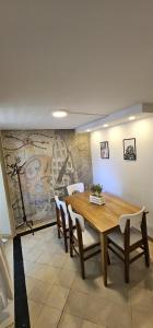 门多萨La Casita de la 5ta - Puerta Arístides的配有木桌椅的餐厅