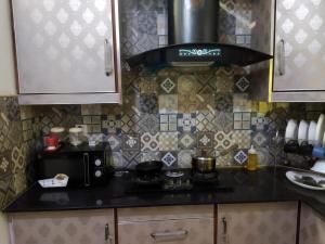 ラホールにあるFurnished Private 1 BR Ground Floor in DHAのギャラリーの写真 +1枚の写真