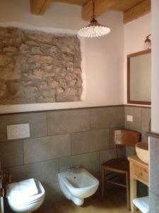 łazienka z umywalką, toaletą i lustrem w obiekcie Il Capriolo Felice - Agriturismo w mieście Lastebasse