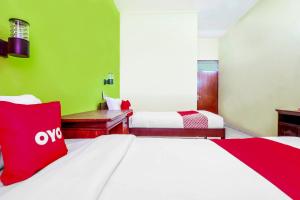 Postel nebo postele na pokoji v ubytování OYO 2184 Nan Berlian Inn
