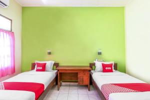 Postel nebo postele na pokoji v ubytování OYO 2184 Nan Berlian Inn