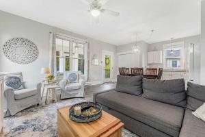 Cherry ValleyLe Papillon - 77 Butternut的客厅里有一张沙发和一张桌子。