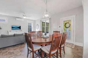 een eetkamer met een tafel en stoelen bij Le Papillon - 77 Butternut in Cherry Valley