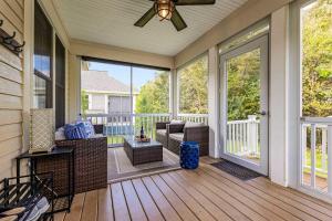 een afgeschermde veranda met een plafondventilator en een bank bij Le Papillon - 77 Butternut in Cherry Valley +84 foto's