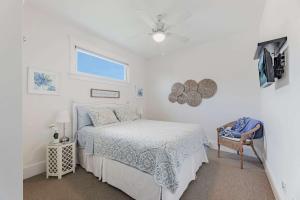 een witte slaapkamer met een bed en een raam bij Le Papillon - 77 Butternut in Cherry Valley