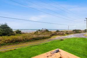 a view of the ocean from the backyard of a house at Falcon's Nest in Twin Rocks