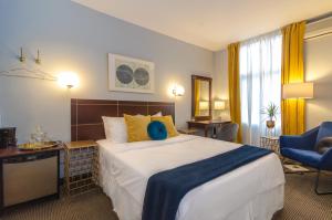 Postel nebo postele na pokoji v ubytování Hotel Dorion