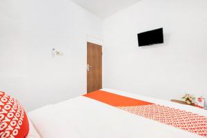 TV a/nebo společenská místnost v ubytování OYO 2394 Hotel Brosta + 25 fotografií