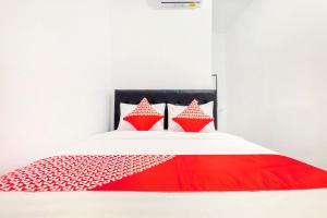 Postel nebo postele na pokoji v ubytování OYO 2394 Hotel Brosta