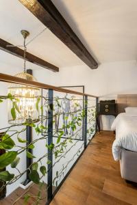 Postel nebo postele na pokoji v ubytování Rooftop Heated Jacuzzi, Fireplace, A Unique Home! + 68 fotografií