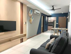 DonggongonにあるKavenue 2-Bedroom 4 pax BY CSEのソファと薄型テレビのあるリビングルーム