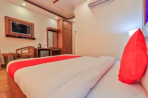 Postel nebo postele na pokoji v ubytování OYO 676 Hotel Maalaxmi Inn
