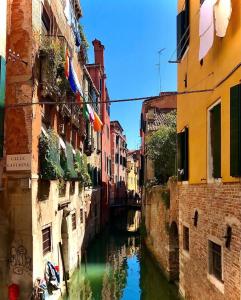 vista su un canale tra due edifici di Mascherone Apartment a Venezia