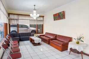 Ruang duduk di Hotel O Kebon Jeruk Near Gedung Sate Formerly Kurnia Hotel