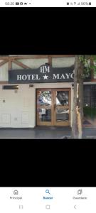 un cartel en la parte delantera de un edificio de hotel en Hotel Mayo - 25 de mayo 1265 - ciudad de Mendoza - Capital, en Barraquero 8 fotos más