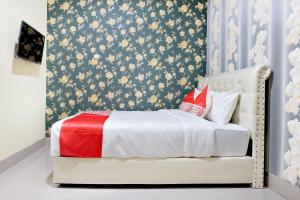 En eller flere senge i et værelse på Hotel O Jinan Makassar