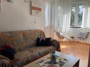 Posezení v ubytování 3 minutes from the beach with swimming pools, slides, and a bar