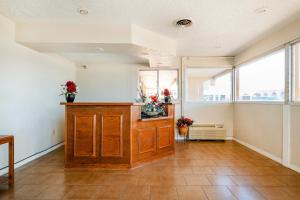 エルクシティにあるOYO Hotel Elk City OK Route 66の木製の戸棚と窓のある広い部屋 +16枚の写真