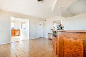 エルクシティにあるOYO Hotel Elk City OK Route 66の広いキッチン(木製カウンター付)