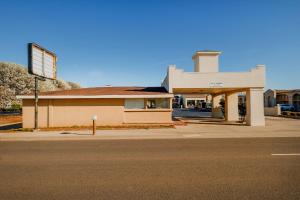エルクシティにあるOYO Hotel Elk City OK Route 66の通り沿いにある建物