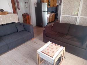 Una sala de estar con dos sofás y una mesa. en Nido Verde, en San Rafael