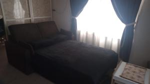 un dormitorio con una cama y una ventana en Nido Verde, en San Rafael