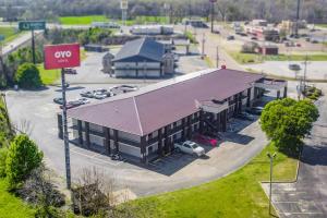 Una vista aérea de un edificio con estacionamiento. en OYO Hotel Brownsville TN I-40, en Brownsville