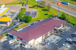 una vista aérea de un edificio con techo rojo en OYO Hotel Brownsville TN I-40, en Brownsville