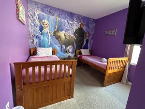 Una cama o camas en una habitación de 258-5-SV-Cozy home with movie and pool area