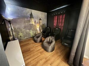 Un lugar para sentarse en 258-5-SV-Cozy home with movie and pool area