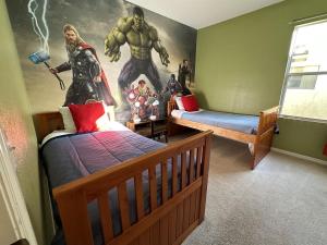 Una cama o camas en una habitación de 258-5-SV-Cozy home with movie and pool area