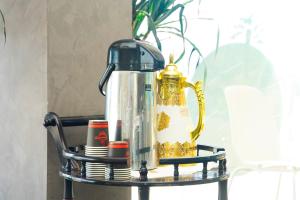 Set per la preparazione di tè e caffè presso Palette Muscat Al Bayrahaa