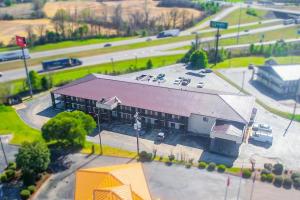 una vista aérea de un edificio con coches aparcados fuera en OYO Hotel Brownsville TN I-40, en Brownsville