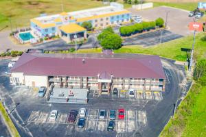 Una vista aérea de un gran edificio con estacionamiento. en OYO Hotel Brownsville TN I-40, en Brownsville