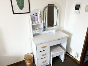 une salle de bain avec une vanité blanche avec un miroir dans l'établissement 駅南うちやまビル1, à Fukuoka 18 autres photos