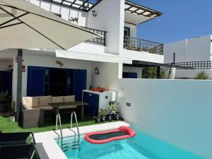 willa z basenem i domem w obiekcie Villa Erimar w mieście Playa Blanca
