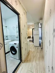 Un lavadero con lavadora y secadora. en apartment in the city, en Kutaisi 9 fotos más