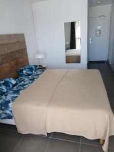 Postel nebo postele na pokoji v ubytování bonheurpointcom + 8 fotografií
