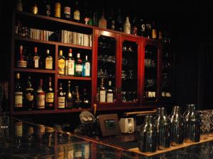 un bar lleno de muchas botellas de alcohol en Daisen View Heights, en Daisen