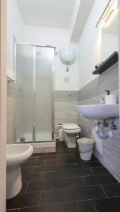 a bathroom with a shower and a sink and a toilet at A cartulina e Napulè Attico con Vista Porto Ascensore Colazione Inclusa Struttura nel cuore autentico di Napoli a 5 minuti dalla Stazione Centrale e dal Centro Storico AC in Naples +96 photos