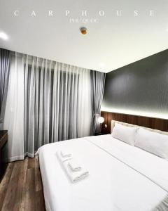 Postel nebo postele na pokoji v ubytování Carp House Phú Quốc + 4 fotografie