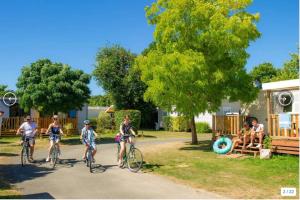 Jízda na kole v ubytování Beautiful 3-bedroom mobil home - near the beach nebo okolí