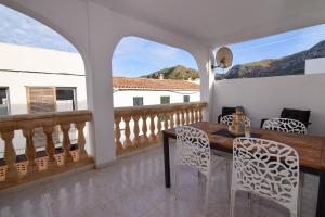 a dining room with a table and chairs on a balcony at Precioso apartamento cerca de la playa in Colonia de Sant Pere