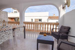 a balcony with a table and chairs on a balcony at Precioso apartamento cerca de la playa in Colonia de Sant Pere