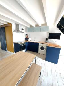 Η κουζίνα ή μικρή κουζίνα στο PLAIN PIED, avec mezzanine et espace extérieur 10min Puy du F