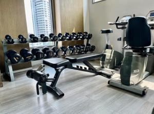 Spordikeskus ja/või sportimisvõimalused majutusasutuses Sansiri Overwatch 1Bedroom Condo - BTS ThongLor