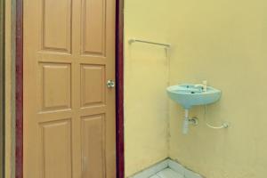 Koupelna v ubytování OYO 3096 Hotel Dewi Warsiki Near Gilimanuk Port